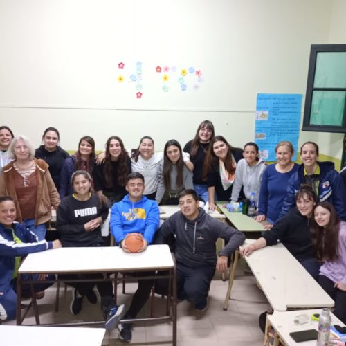Estudiantes del Profesorado de Educación Física juego: EL CUALQUIERCOSA